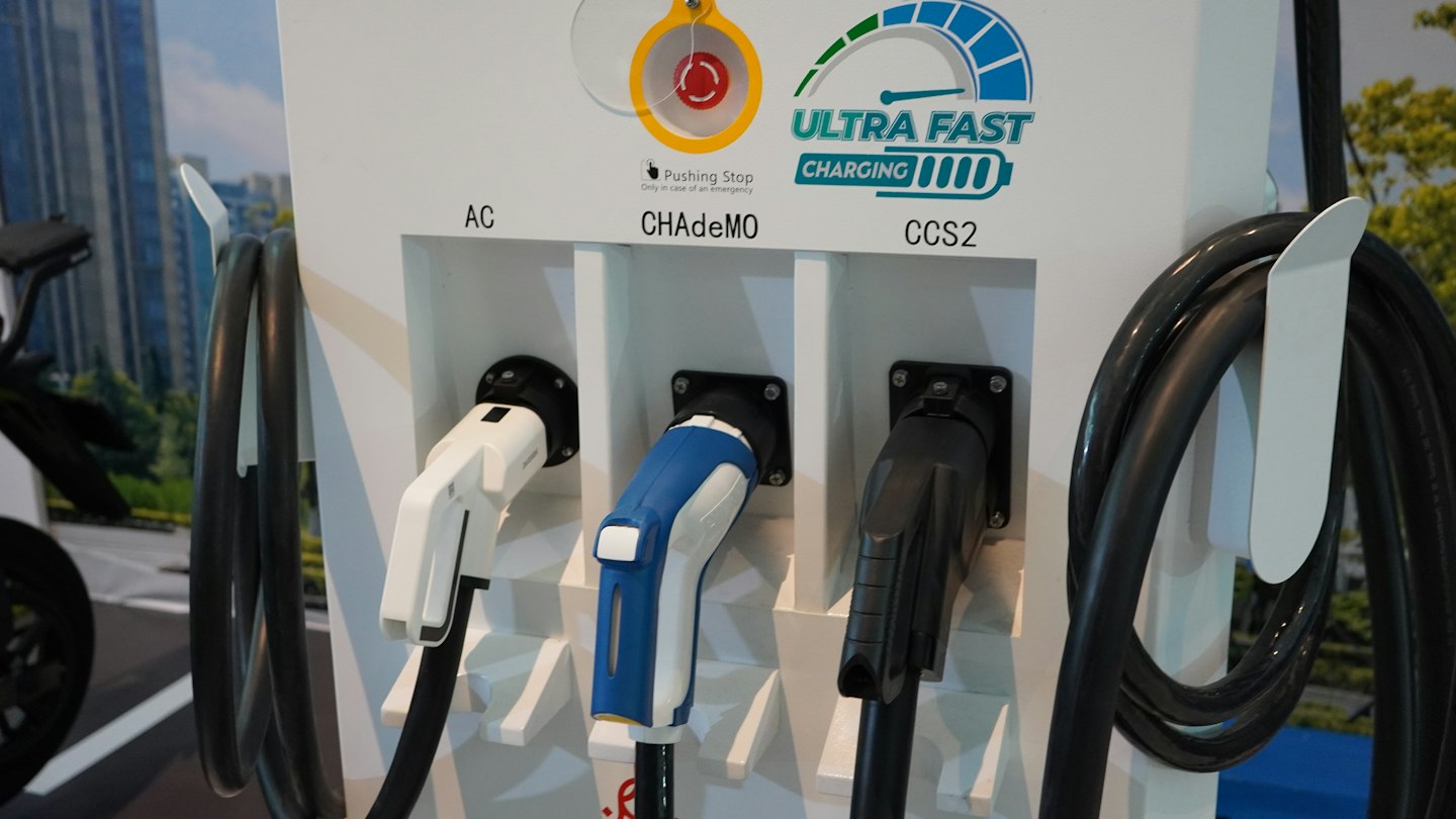 Elektriauto laadimisjaam, millel on kolm erinevat laadimiskaablit küljes.